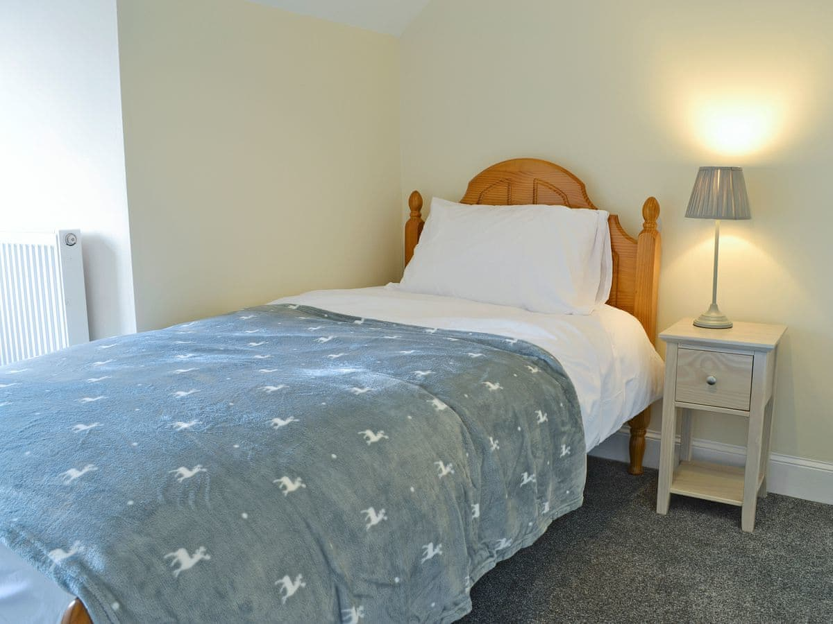 Cosy single bedroom | Halleaths Home Farm, Lochmaben