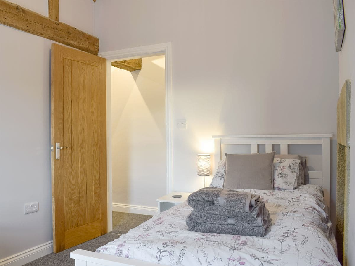 Comfy twin bedroom | Weavers Cottage, Eldwick, near Bingley