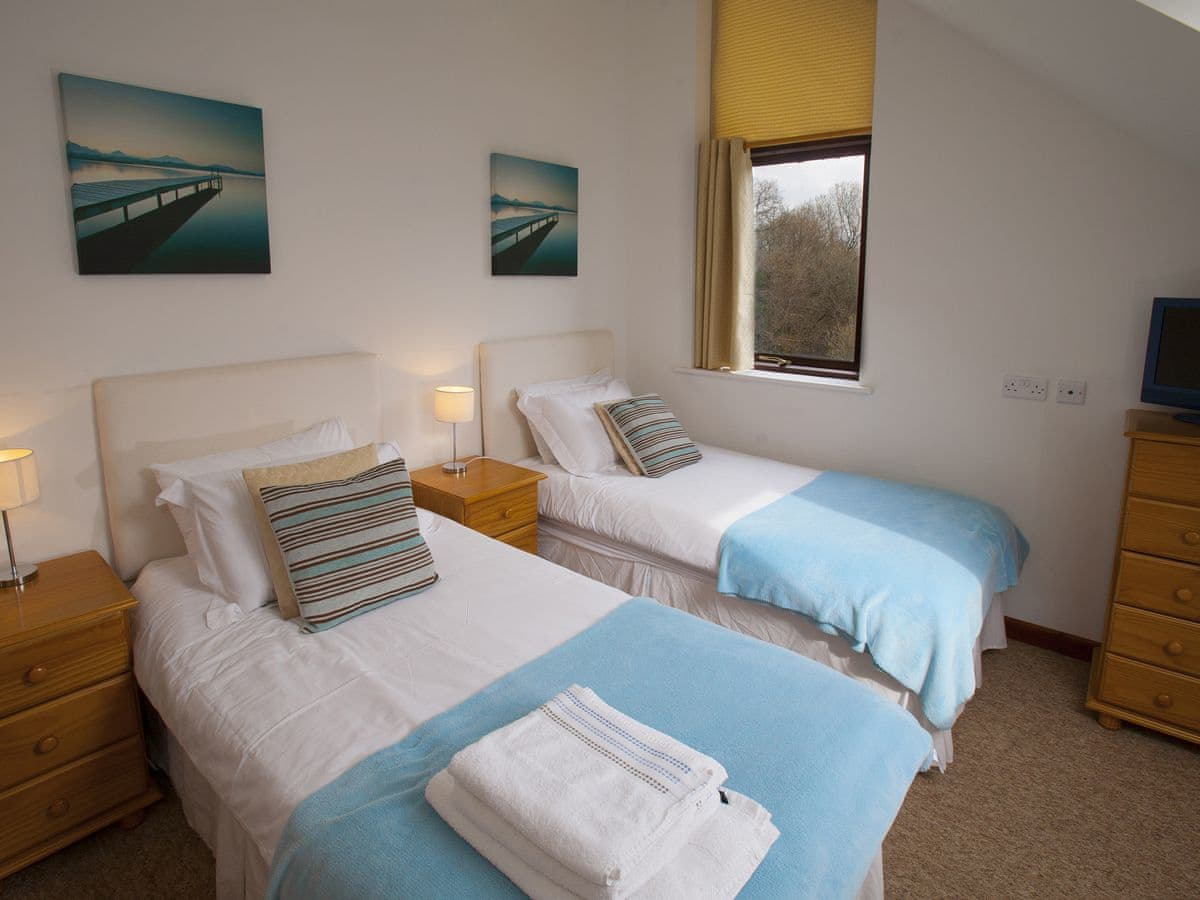Twin bedroom | Kingfisher - Calbourne Water Mill Eco-houses, Calbourne