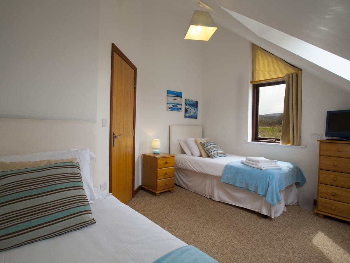 Twin bedroom | Kingfisher - Calbourne Water Mill Eco-houses, Calbourne