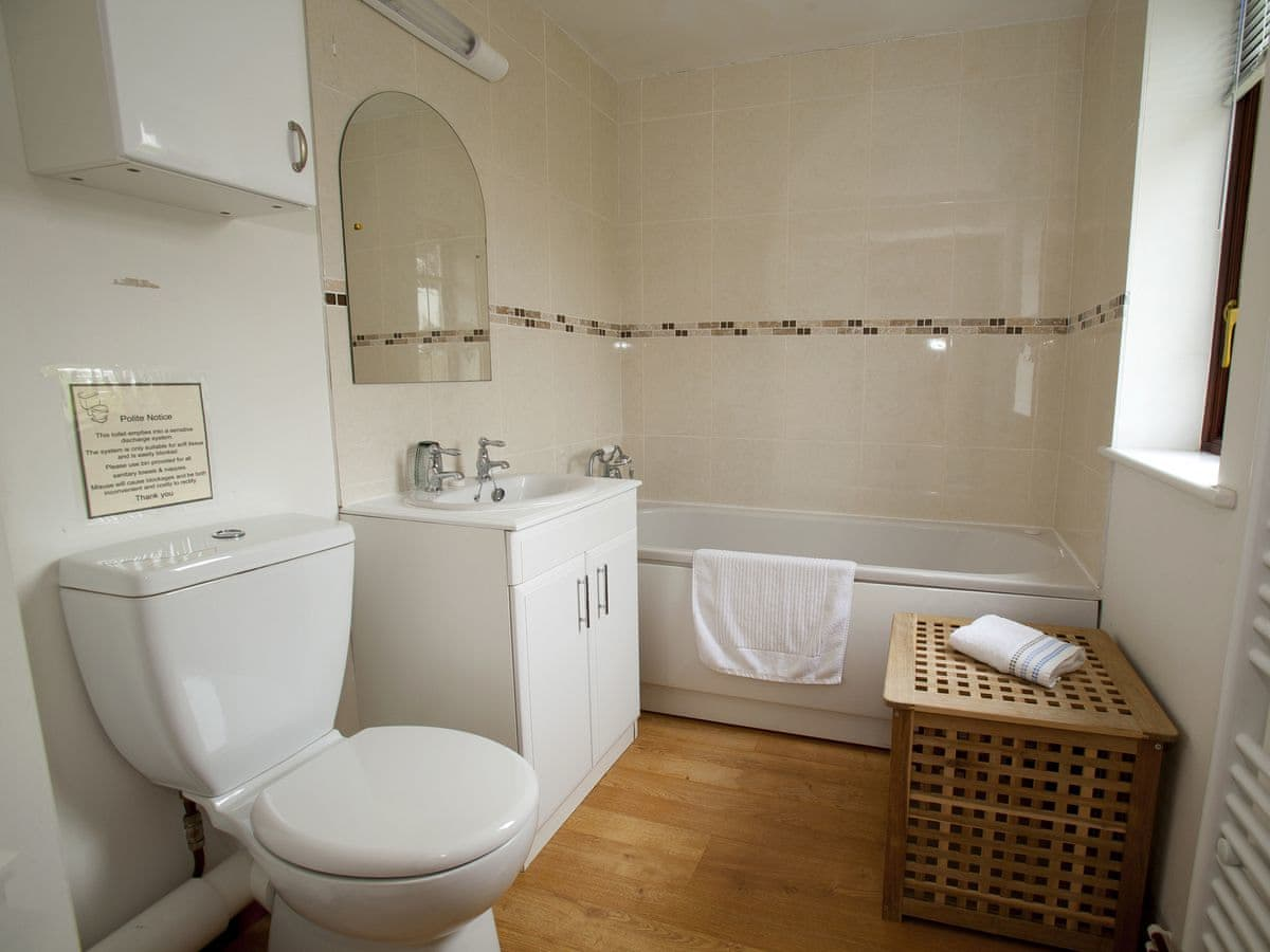 Bathroom | Kingfisher - Calbourne Water Mill Eco-houses, Calbourne